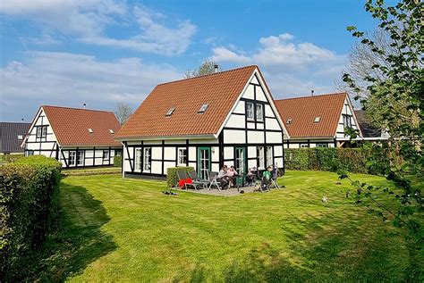 Interieurfoto van een luxe villa op Landal Kasteeldomein De Cauberg, met nadruk op de ruime zitgedeelte en keuken.