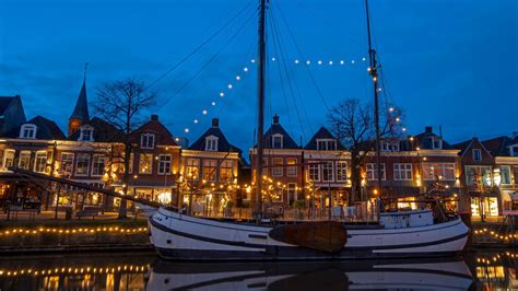 Een sfeervolle gracht in Dokkum met historische panden.