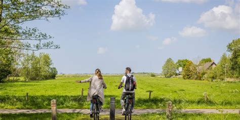 Fietsroute door het Friese landschap nabij Dokkum.