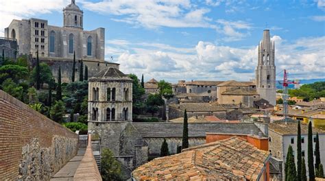 Panoramisch uitzicht op de oude stad van Girona met de kathedraal op de voorgrond