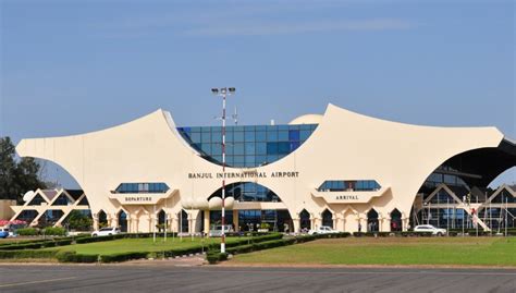Foto van de terminal van Banjul International Airport met duidelijke bewegwijzering naar de voorzieningen