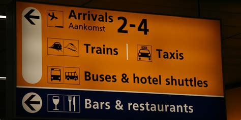 Schema van vluchtroutes van Schiphol naar Toronto, met vermelding van vertrek- en aankomsttijden, en duur van de vlucht.