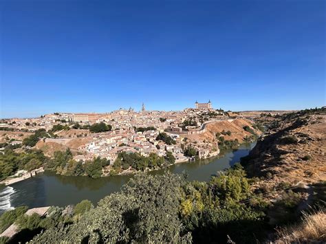 Familie die geniet van een uitstapje in de natuur in Zuid-Duitsland
