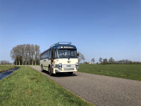 Illustratie van historische bussen en moderne touringcars