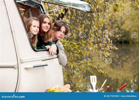 Foto van een gezin dat reist in een vintage camper