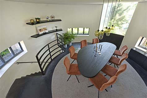 Interieurfoto van de woonkamer in de Watertoren met uitzicht.