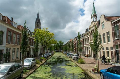 Historisch stadsgezicht van Delft met grachten en oude gebouwen