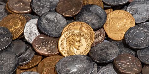 replica van Romeinse munten in het straatbeeld van Alphen aan den Rijn