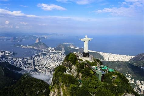 Een collage van iconische bezienswaardigheden in Rio de Janeiro: Carnaval, Christusbeeld, Copacabana strand.
