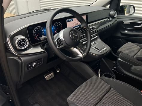 Interieur van de Mercedes-Benz V-Klasse met widescreen cockpit
