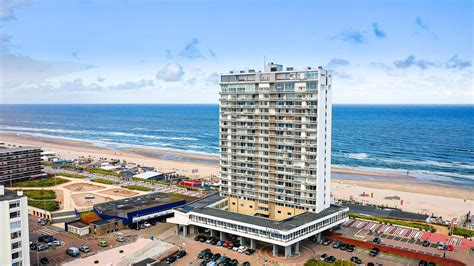 Architectuur van het Palace Hotel Zandvoort met uitzicht op zee