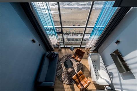Interieur van een moderne hotelkamer in het Palace Hotel Zandvoort met uitzicht