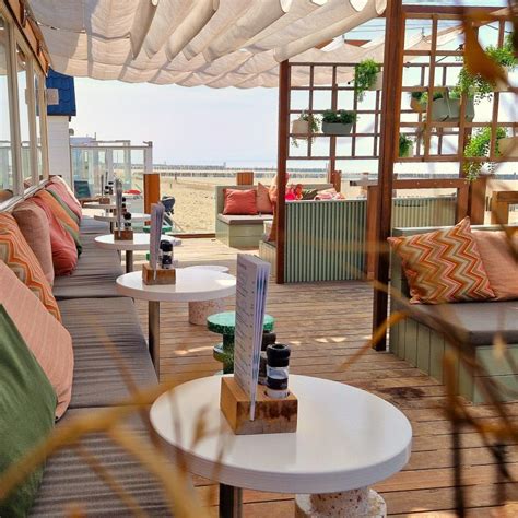 Terras van de Zizo Lounge met uitzicht op zee