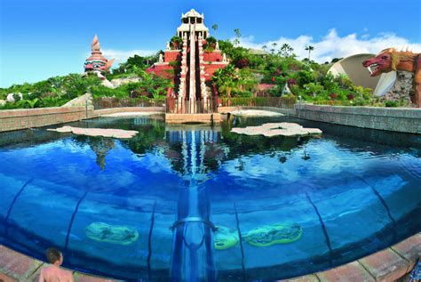 Spectaculaire glijbaan van Siam Park met zicht op het aquarium