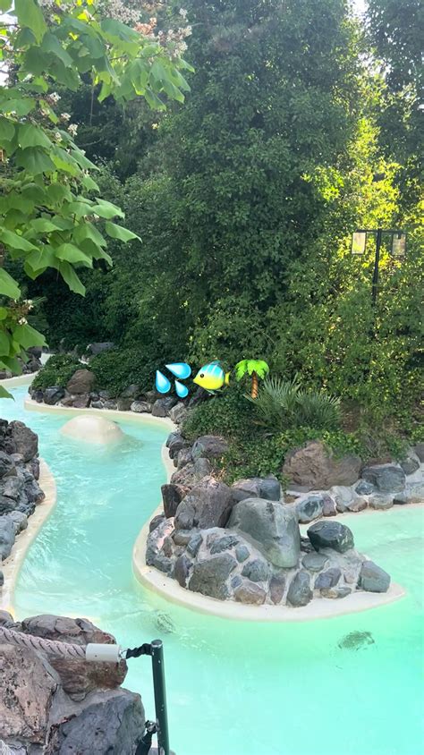 Een tropisch ogende Aqua Mundo met veel groen en waterpartijen.