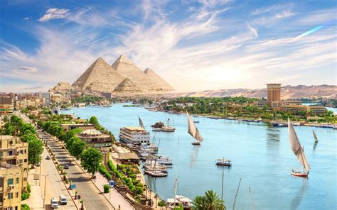 Panorama van de Nijl met aan weerszijden oude Egyptische tempels en groene oevers