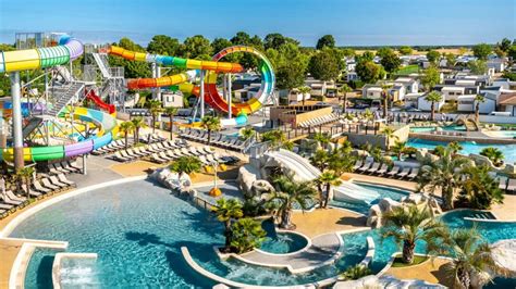 Familie genietend van een glijbaan in een waterpark van een Egyptisch resort
