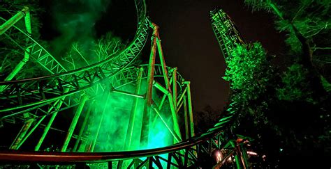 Illustratie van verlichte attracties van Duinrell in het donker