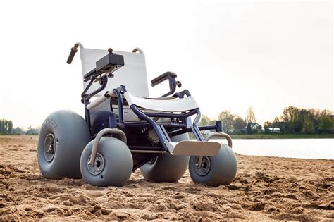 Illustratie van de E-Jutter Wombat elektrische rolstoel op een onverhard terrein