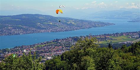 Panoramisch uitzicht over Zürich met het Meer van Zürich en de Alpen op de achtergrond