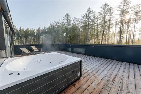 Een luxe wellness huisje bij Center Parcs met een bubbelbad op het terras.