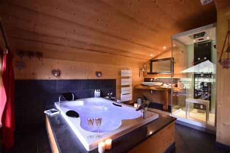 Interieur van een luxe VIP cottage voor 2 personen met bubbelbad en sauna.