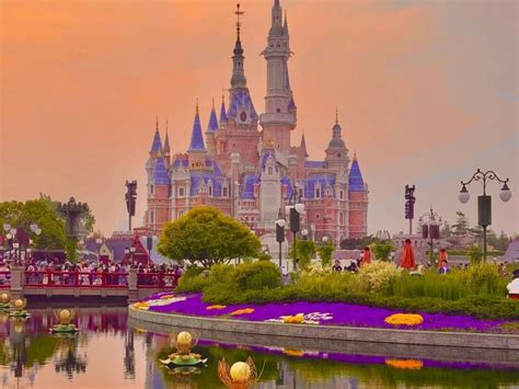 Themepark landschap van Tokyo Disneyland met een kasteel op de achtergrond