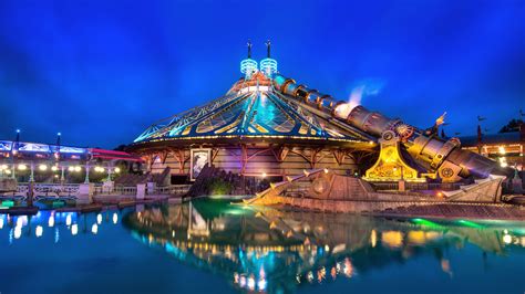 Een futuristisch landschap in Tomorrowland met de Space Mountain achtbaan