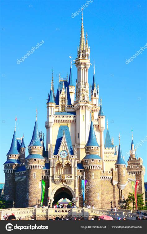 Het iconische Cinderella Castle in Fantasyland van Tokyo Disneyland