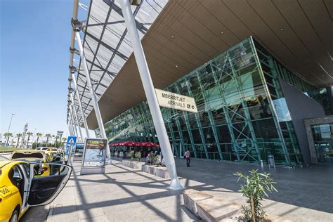 Een moderne taxi die passagiers ophaalt bij de aankomsthal van Nice Airport