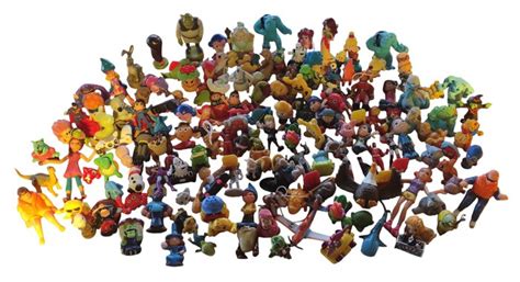 Foto van Sonny Monster met zijn uitgebreide collectie Disney-beeldjes.