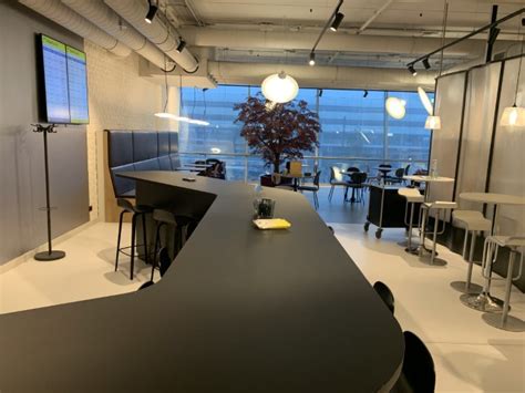 Interieur van de Aspire Lounge op Eindhoven Airport