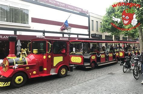 Een kleurrijk treintje van Withagen Attractieverhuur.