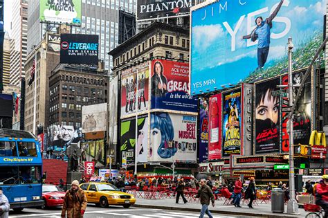 Times Square 's avonds met felle neonreclames en drukke straat.