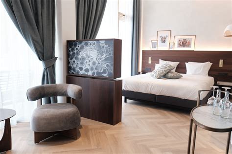 Interieur van een boetiekhotel in New York met modern design en comfortabele zitjes.