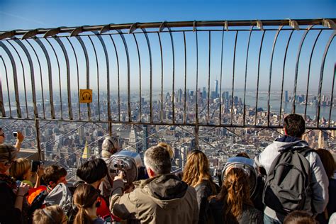Mensen genieten van het uitzicht vanaf een observatiedek in New York.