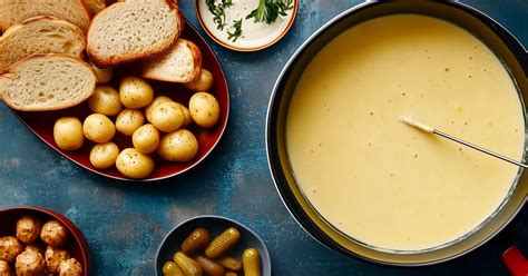 illustratie van traditionele Zwitserse kaasfondue met brood en aardappelen