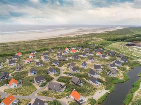 Luchtfoto van Landal Strand Resort Ouddorp Duin met de duinen en de zee op de achtergrond