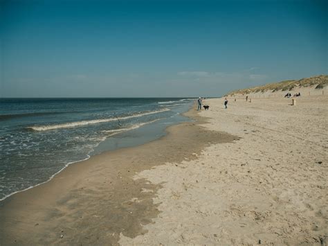Gezin geniet van de zon op het strand van Ouddorp