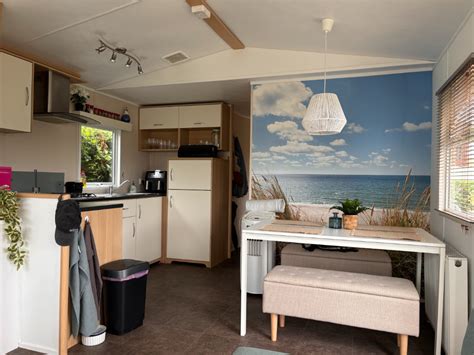 Interieur van een moderne stacaravan met airconditioning en comfortabele zitruimte