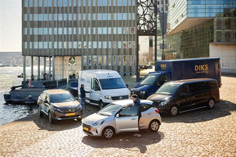 Logo van DIKS shortlease met een moderne auto.