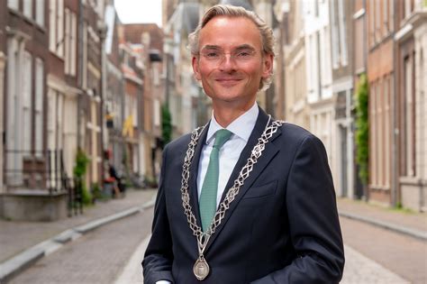 Foto van Ambassadeur Elisabeth Varbanova in gesprek met burgemeester Nanning Mol