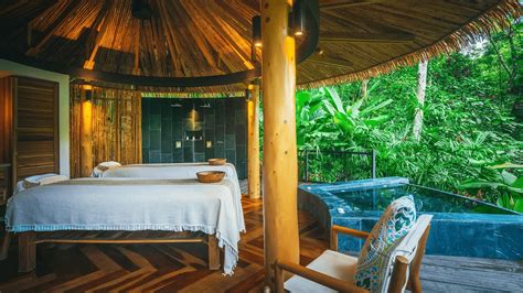 Een luxe safaritent met uitzicht op de wildernis van Zambia.