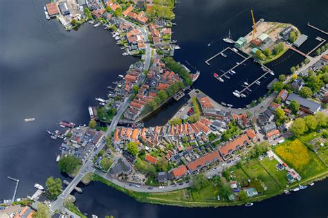 Een sfeervolle foto van de dam in Spaarndam met historische gebouwen op de achtergrond
