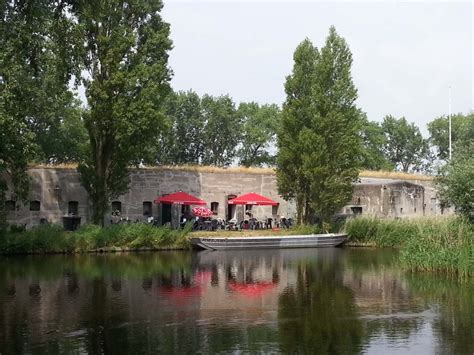 Een luchtfoto van Fort Zuid in Spaarndam, met de grachten eromheen