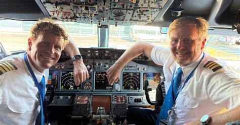 Foto van Transavia personeel in actie: een piloot in de cockpit, een stewardess die passagiers begroet, en technici bij een vliegtuig.