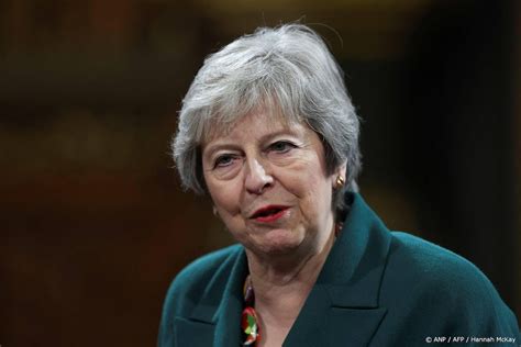 Theresa May spreekt geëmotioneerd haar vertrek aan