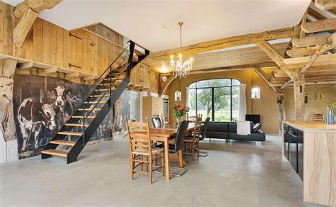 Foto van een gerenoveerde Franse boerderij met een artistieke uitstraling.