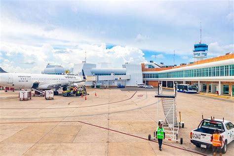 Foto van autoverhuurbalies op Cancun Airport