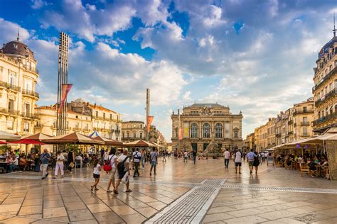 Een zonnig terras op Place de la Comédie in Montpellier met de Opéra Comédie op de achtergrond.